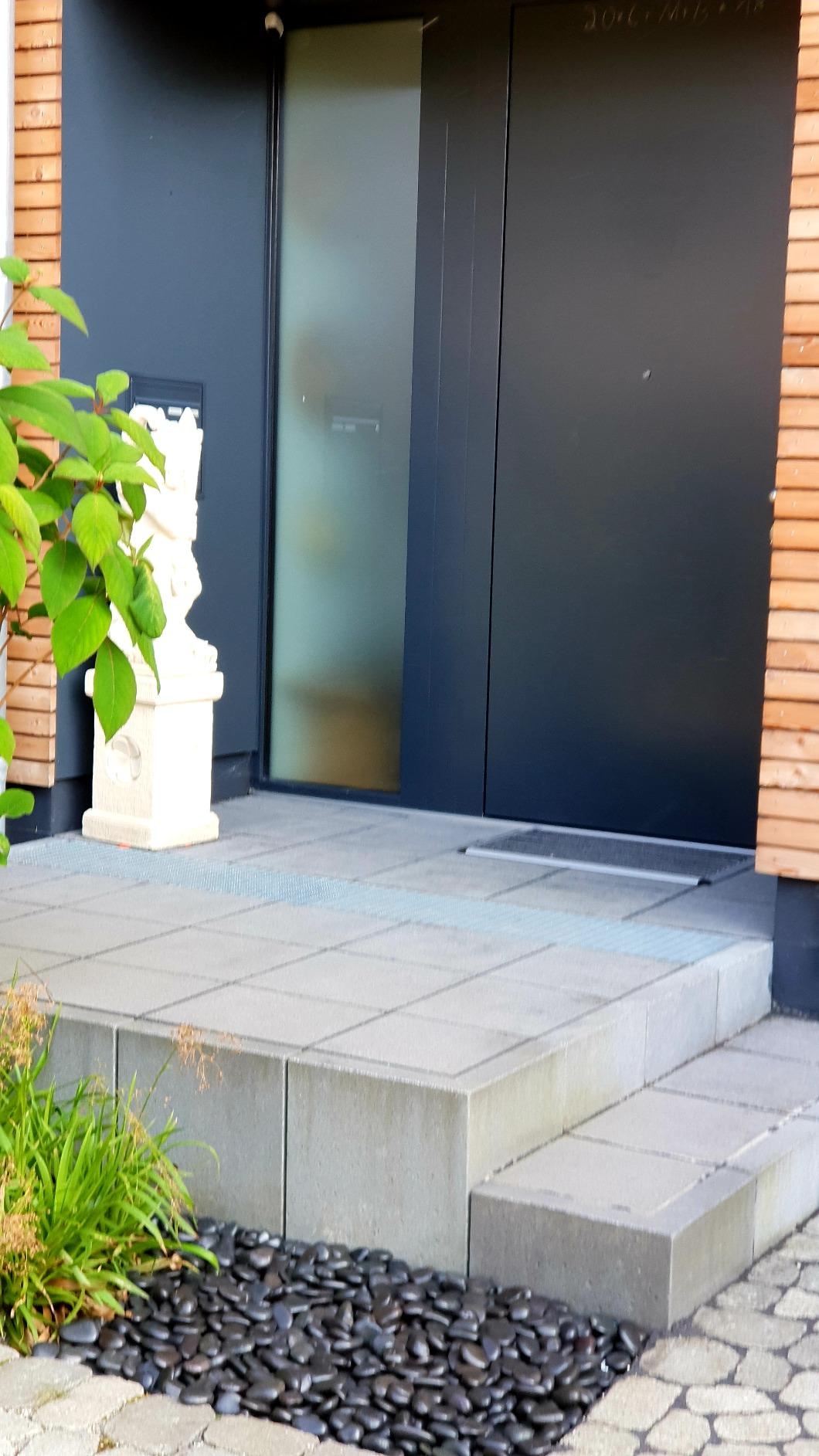 Eleganter Kontrast im Vorgarten mit Lavendel und weißen Steinen gemischt