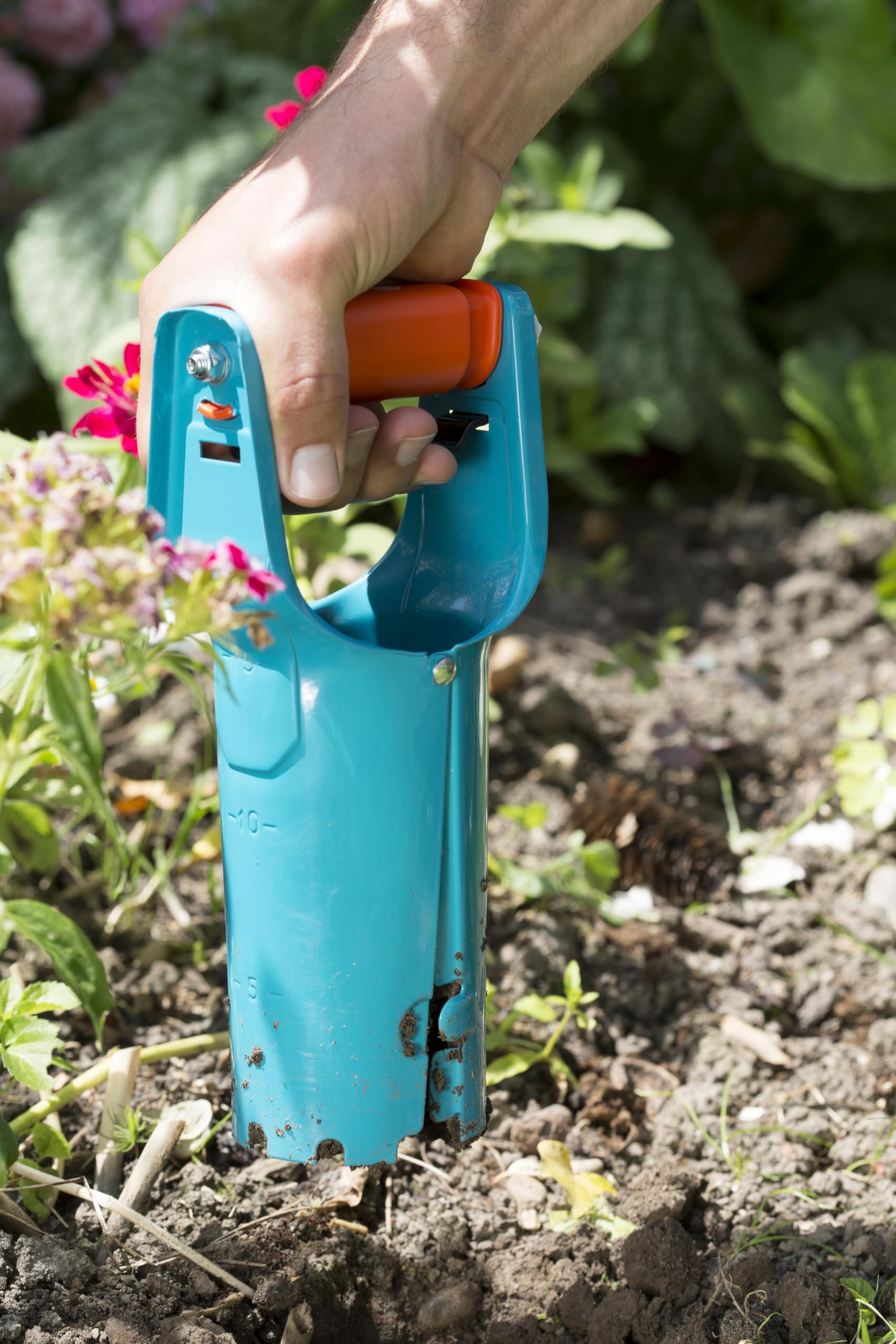 gardena-blumenzwiebelpflanzer-3412-20-pflanzhilfe-mit-tiefenskala image 3