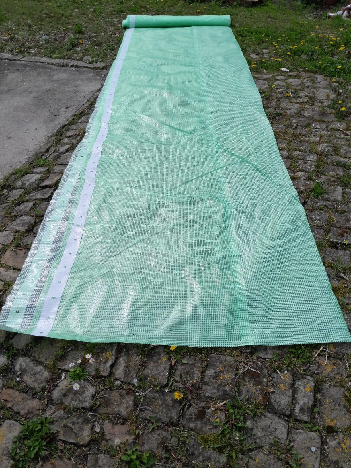 Enkel helfen im Garten